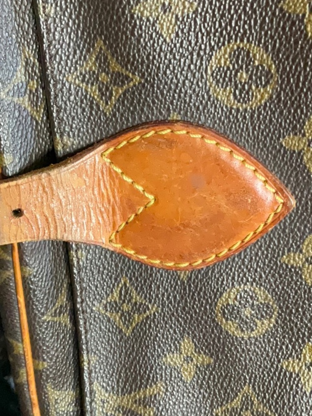 Beautiful Louis Vuitton used Lux cloud GM Crossbody minor scratches throughout - Picture 3 of 5